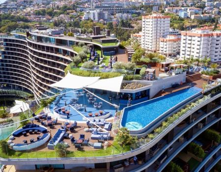 Hotel savoy palace rooftop bar met zwembad